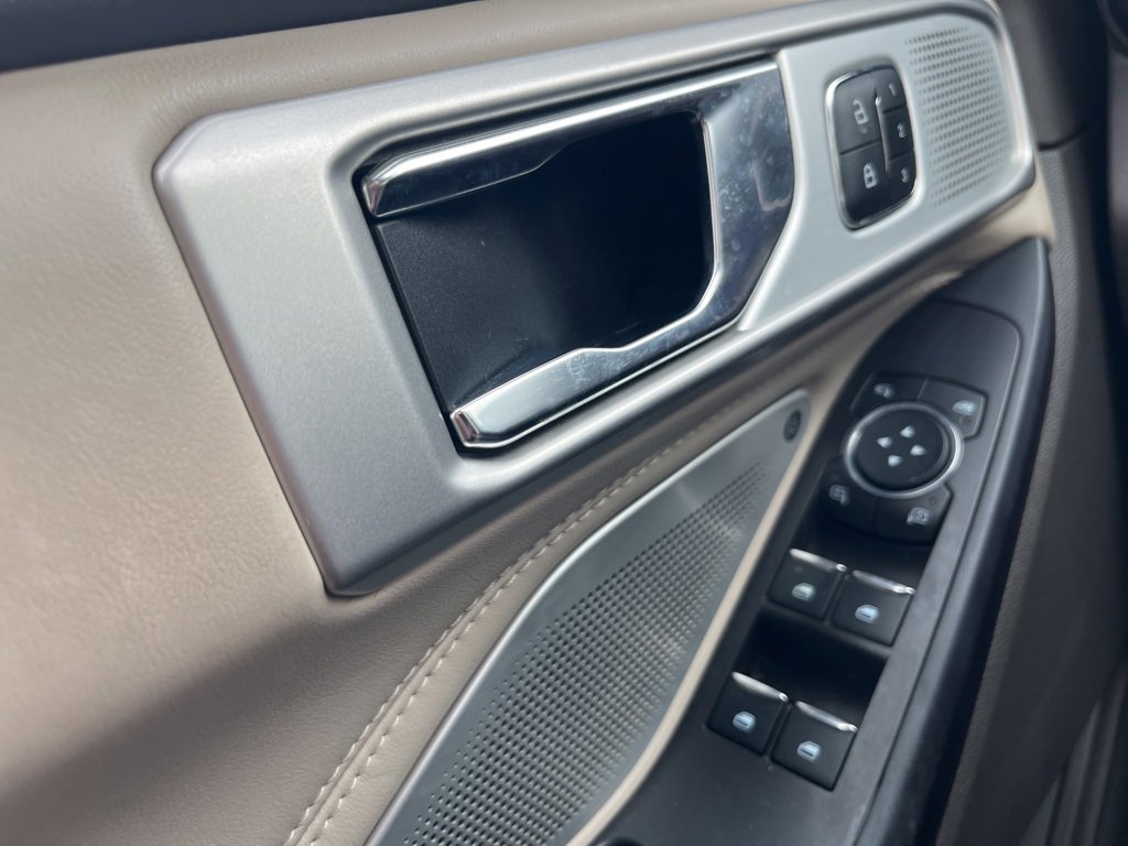 Used 2020 Ford Explorer Platinum w/ Premium Technology Package image 32