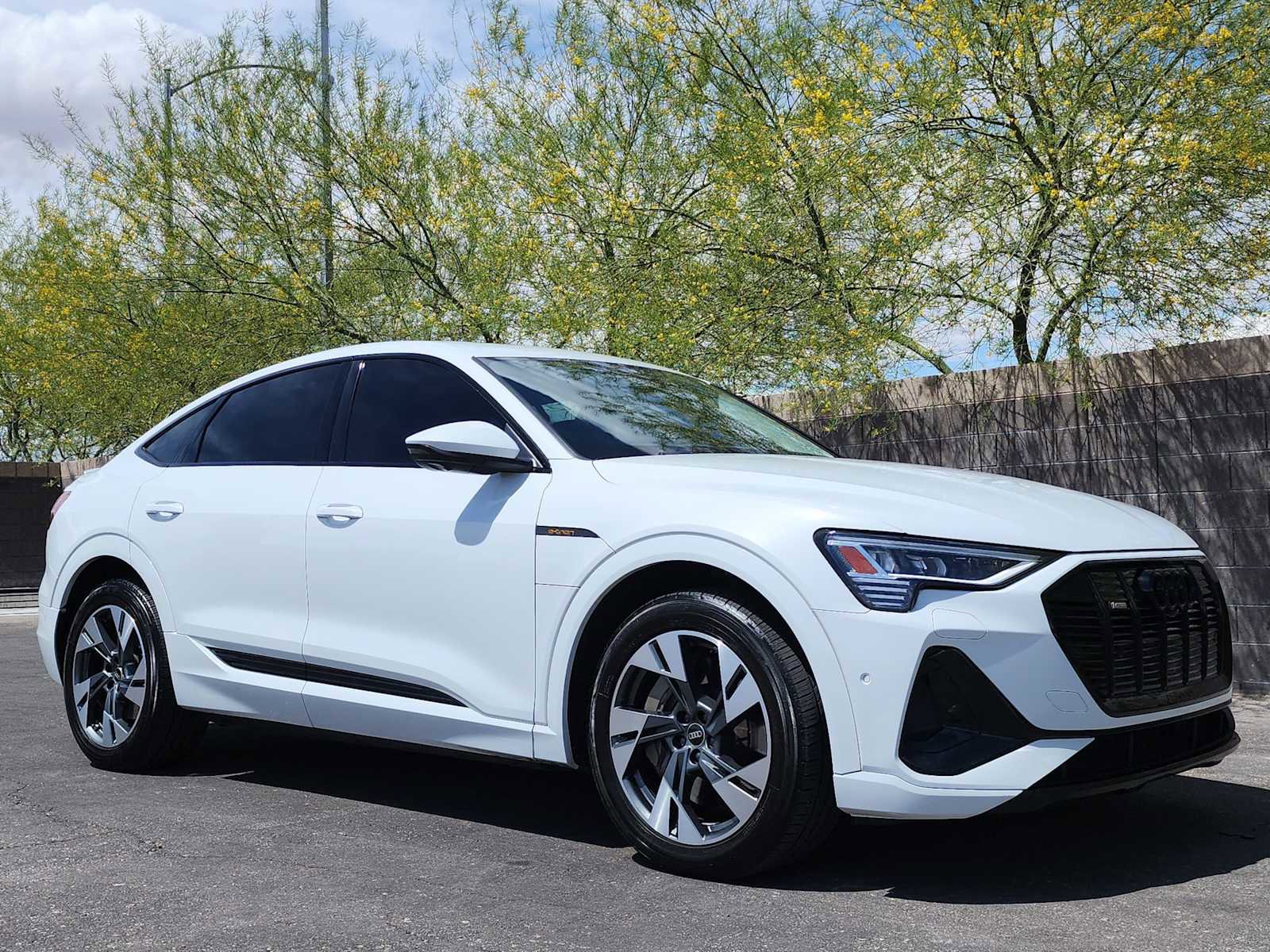 Used 2022 Audi e-tron Premium image 3