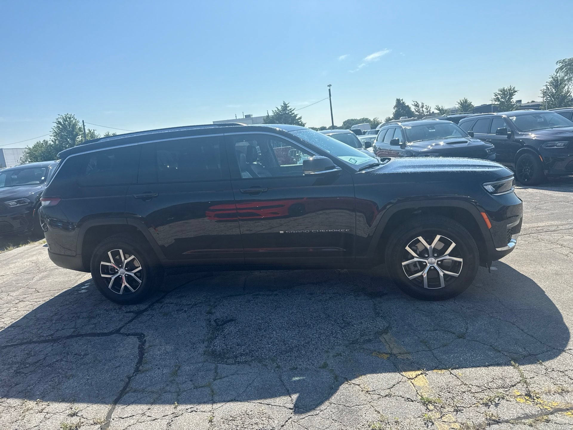 Used 2024 Jeep Grand Cherokee L Limited w/ Luxury Tech Group II AWD/4WD image 5