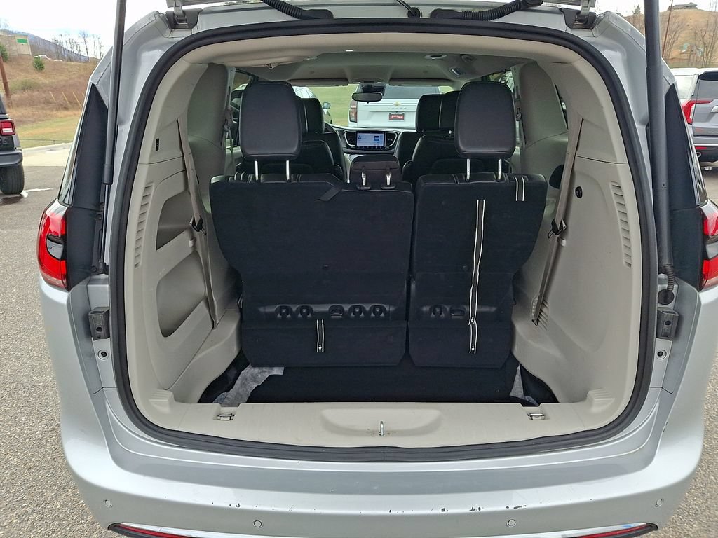 Used 2024 Chrysler Pacifica Touring-L FWD image 29