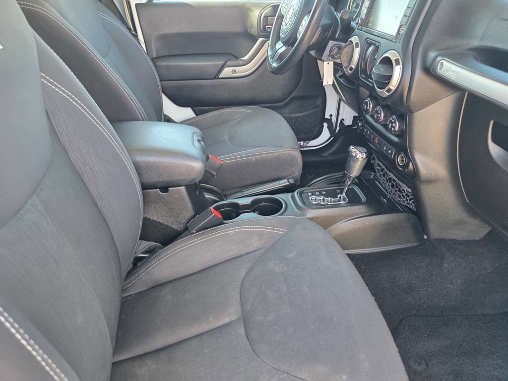 Used 2018 Jeep Wrangler Sahara w/ Connectivity Group AWD/4WD image 20