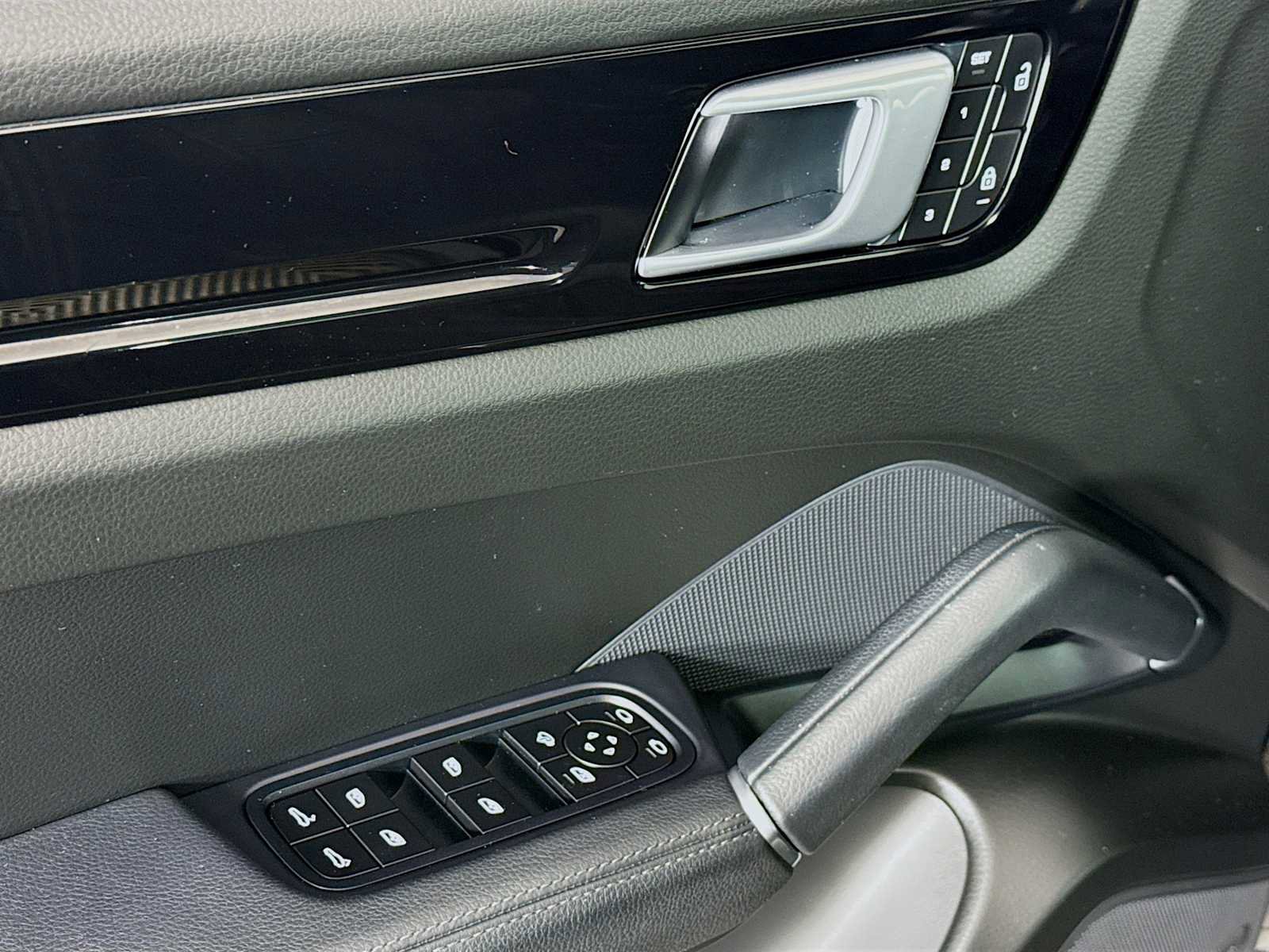 Used 2022 Porsche Cayenne image 19