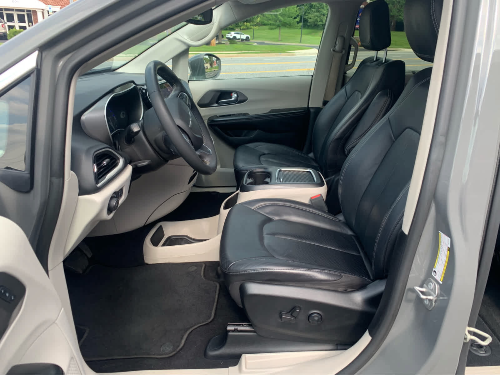 Used 2022 Chrysler Pacifica Touring-L FWD image 11