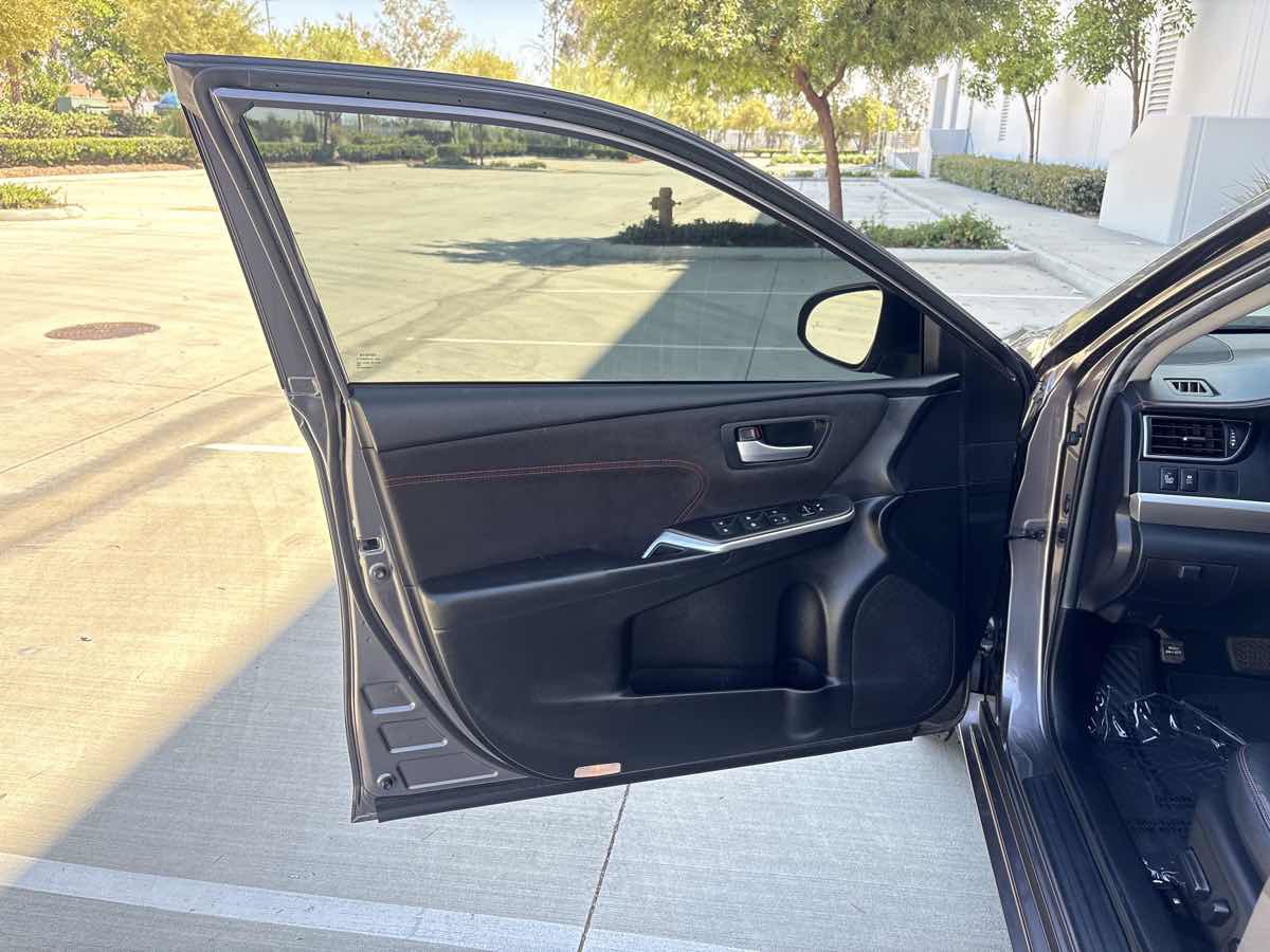 Used 2015 Toyota Camry XSE FWD image 17