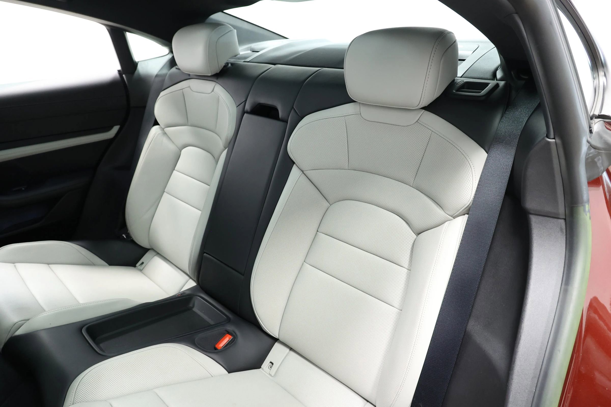 Used 2022 Porsche Taycan image 3