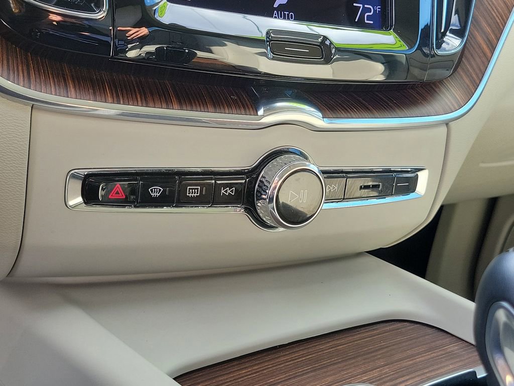 Used 2021 Volvo XC60 T5 Momentum w/ Protection Package Premier image 28