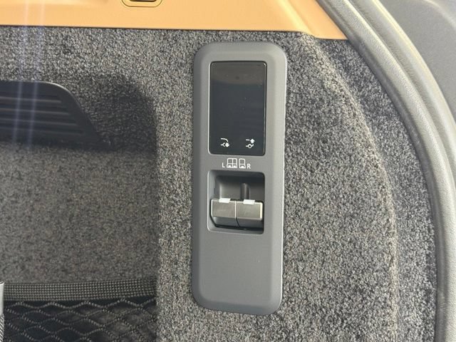 Used 2026 Land Rover Range Rover SE AWD/4WD image 16