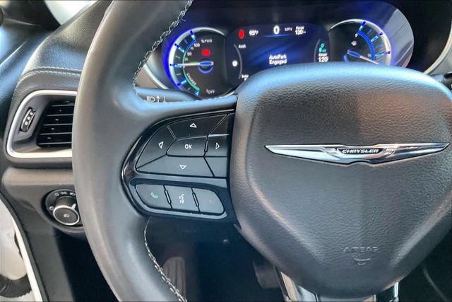 Used 2023 Chrysler Pacifica Limited w/ Uconnect Theater Family Group FWD image 18