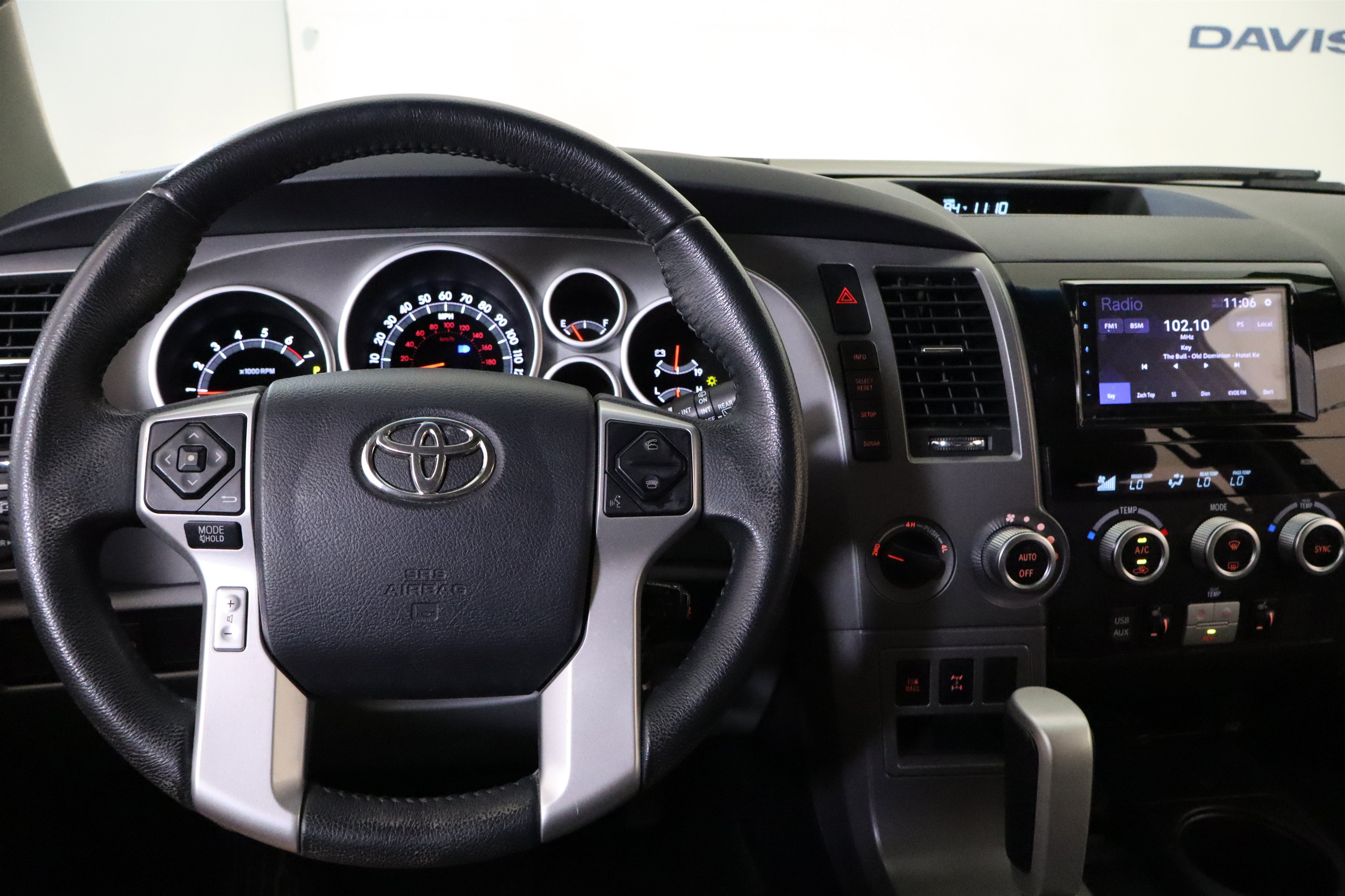 Used 2015 Toyota Sequoia Limited AWD/4WD image 23