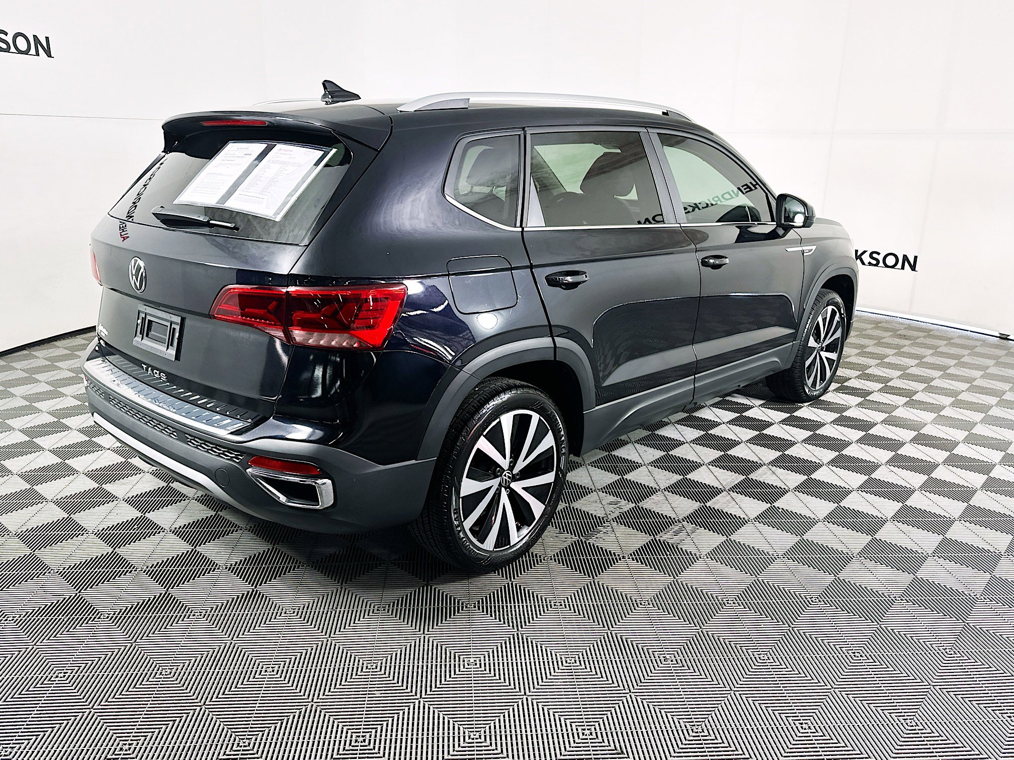 Used 2024 Volkswagen Taos SE image 3