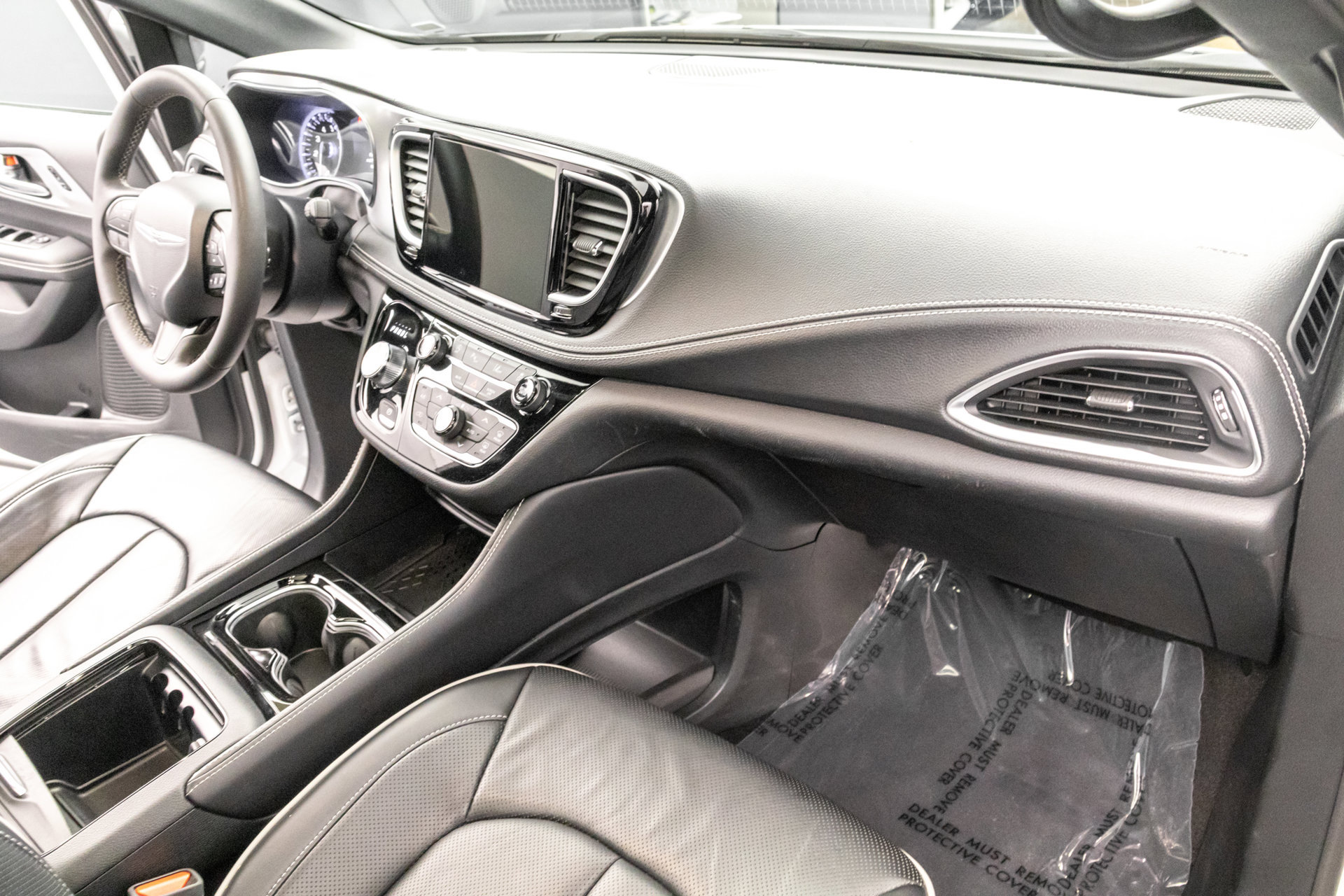Used 2025 Chrysler Pacifica Limited FWD image 36