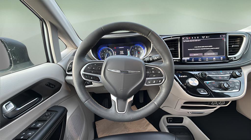 Used 2023 Chrysler Pacifica Touring-L image 14