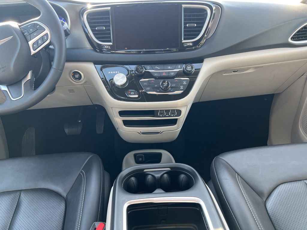 Used 2024 Chrysler Pacifica Touring-L image 18