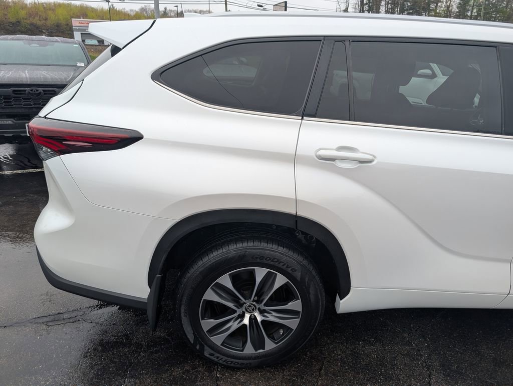 Certified 2024 Toyota Highlander XLE AWD/4WD image 9
