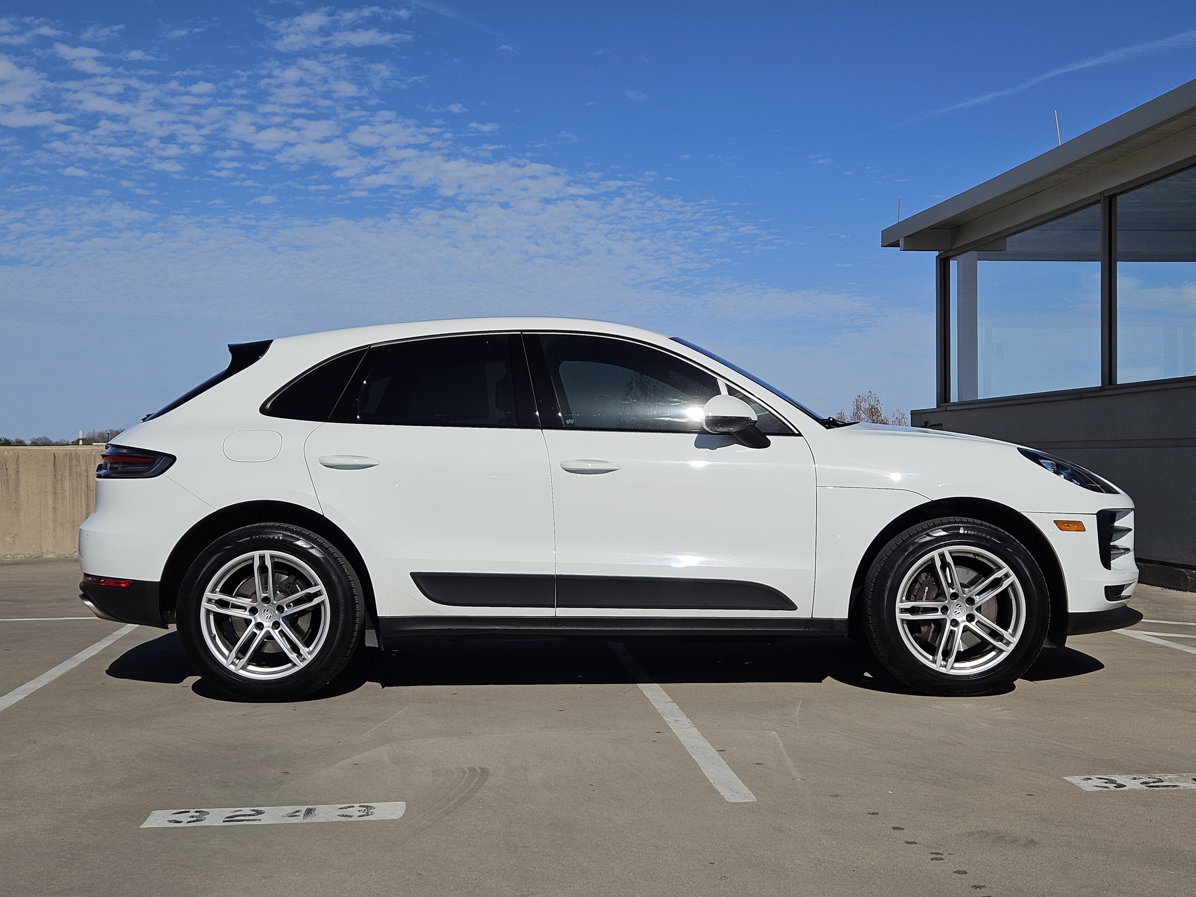 Certified 2021 Porsche Macan image 9