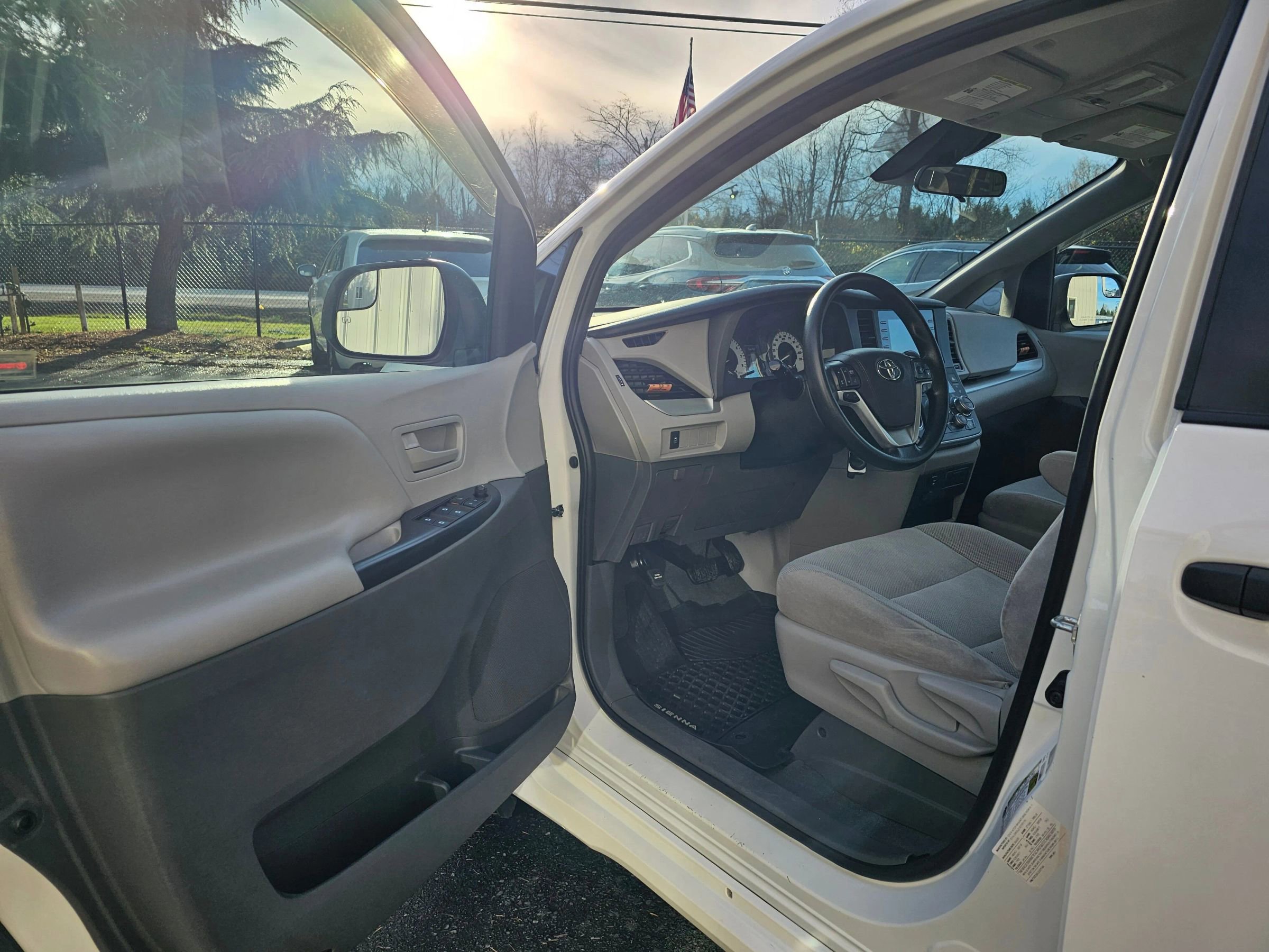 Used 2020 Toyota Sienna L image 21
