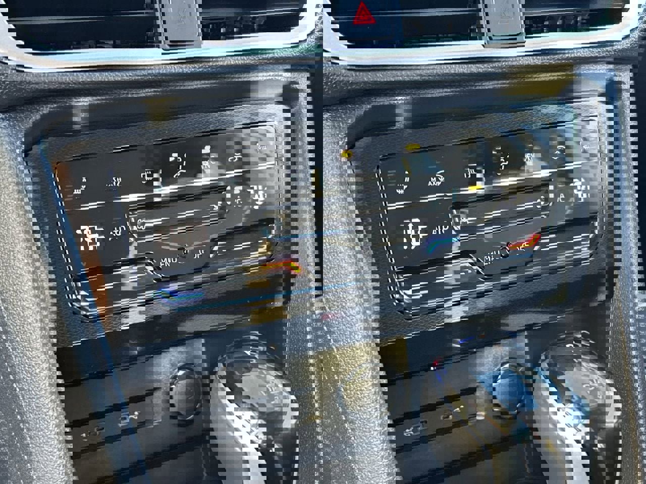 Certified 2025 Volkswagen Taos SE image 24