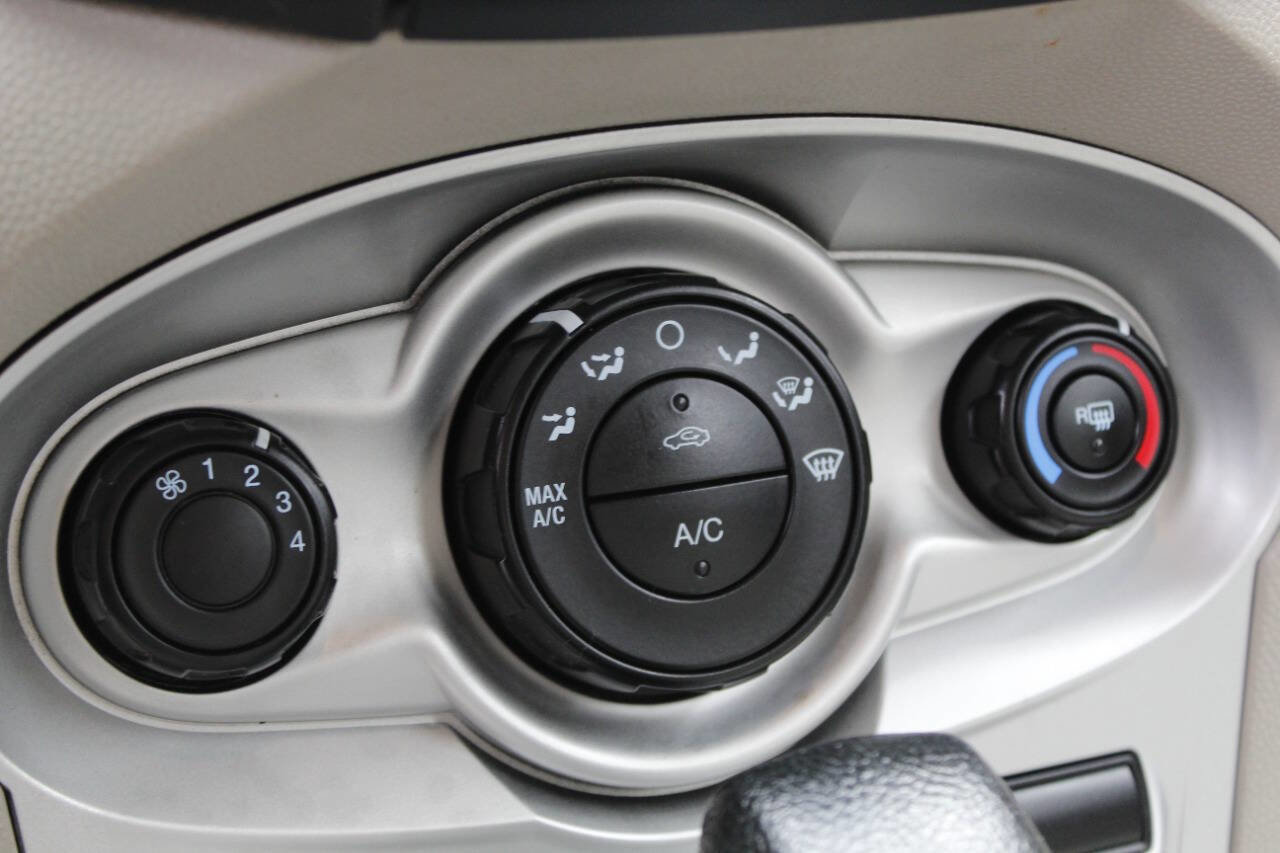 Used 2015 Ford Fiesta SE image 35