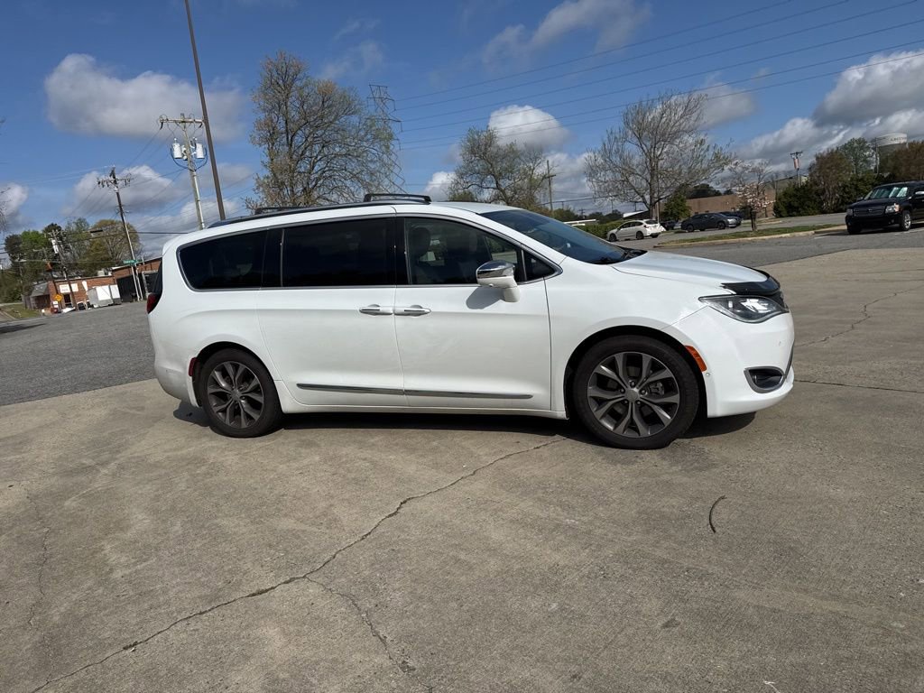 Used 2017 Chrysler Pacifica Limited image 4