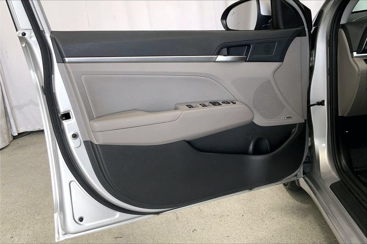 Used 2020 Hyundai Elantra Limited FWD image 25