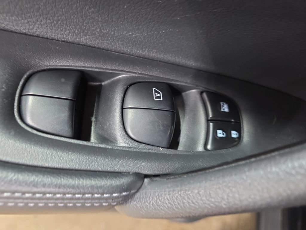 Used 2016 Nissan Rogue SV image 26