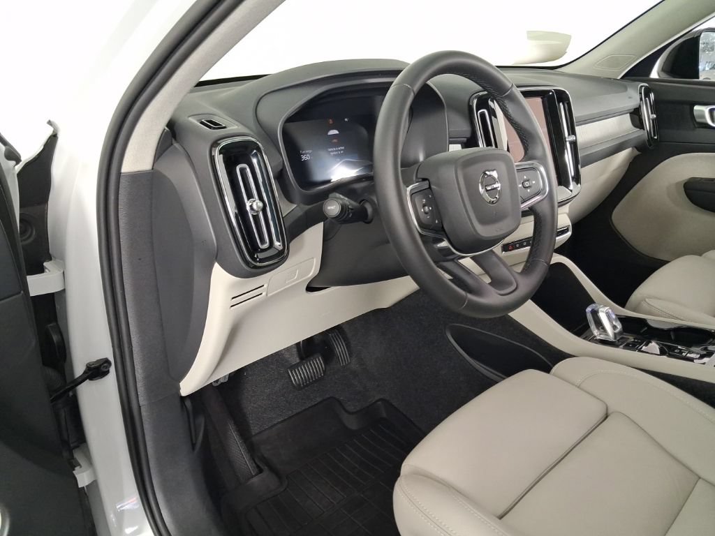 Certified 2026 Volvo XC40 B5 Plus AWD/4WD image 21