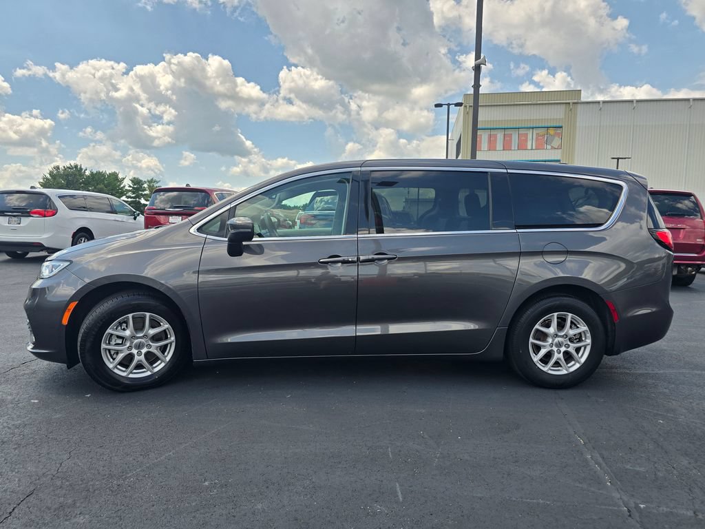 Used 2023 Chrysler Pacifica Touring-L FWD image 5