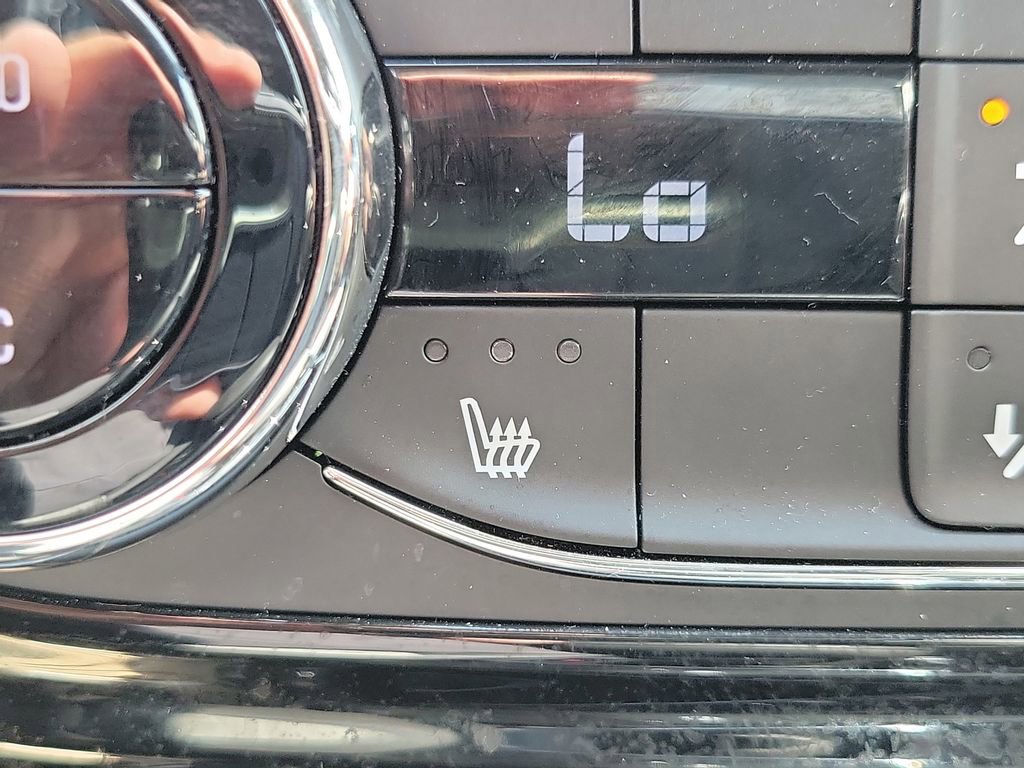 Used 2025 Chevrolet Trax LT w/ LT Convenience Package FWD image 32