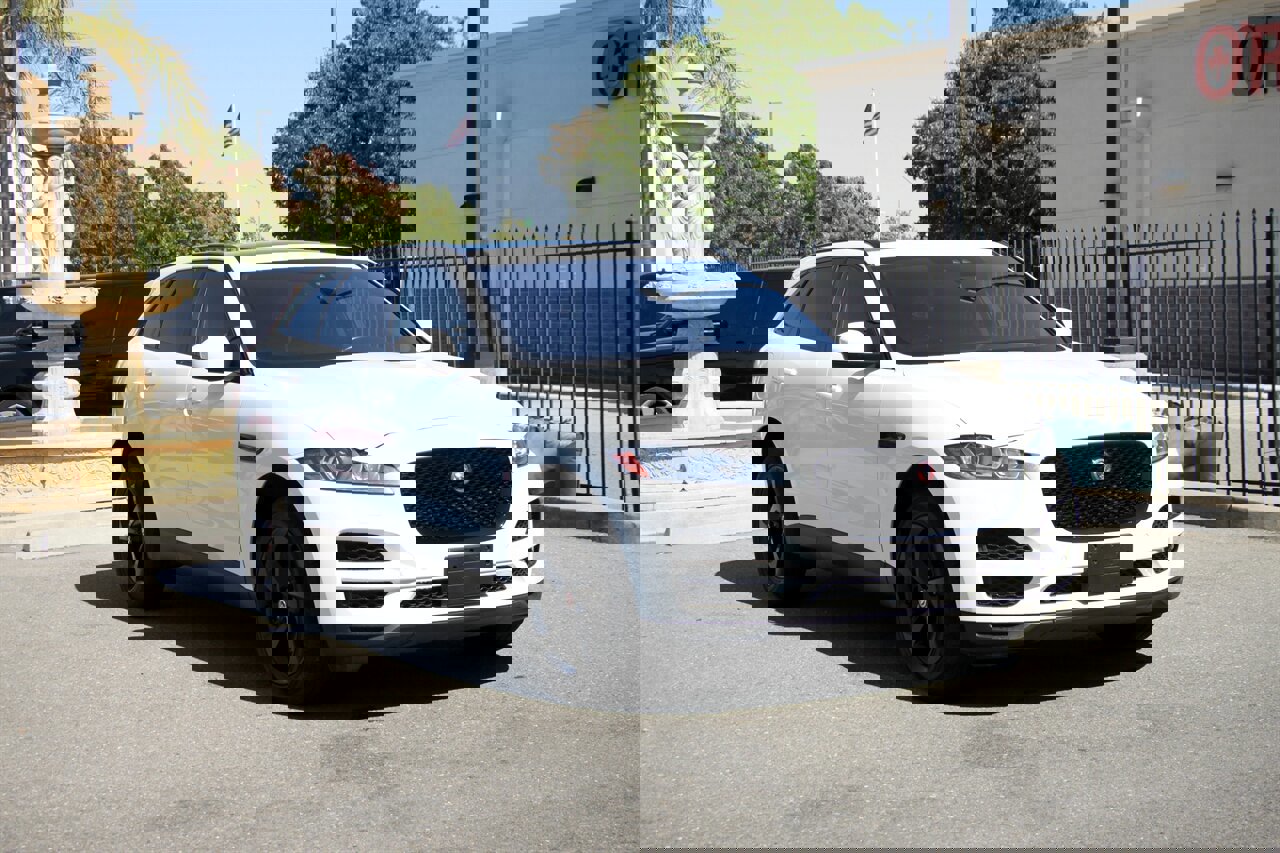 Used 2018 Jaguar F-PACE Premium image 3