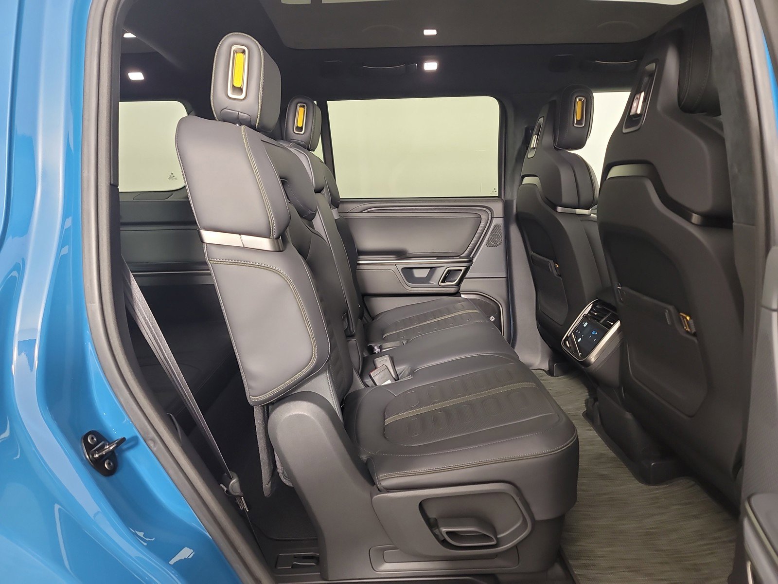 Used 2024 Rivian R1S Adventure AWD/4WD image 23