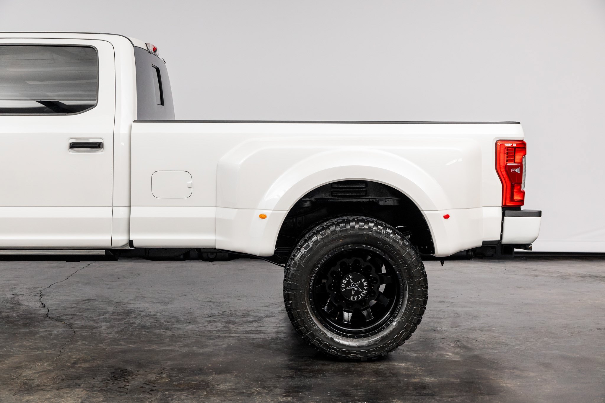 Used 2017 Ford F450 Platinum w/ Platinum Ultimate Package AWD/4WD image 14