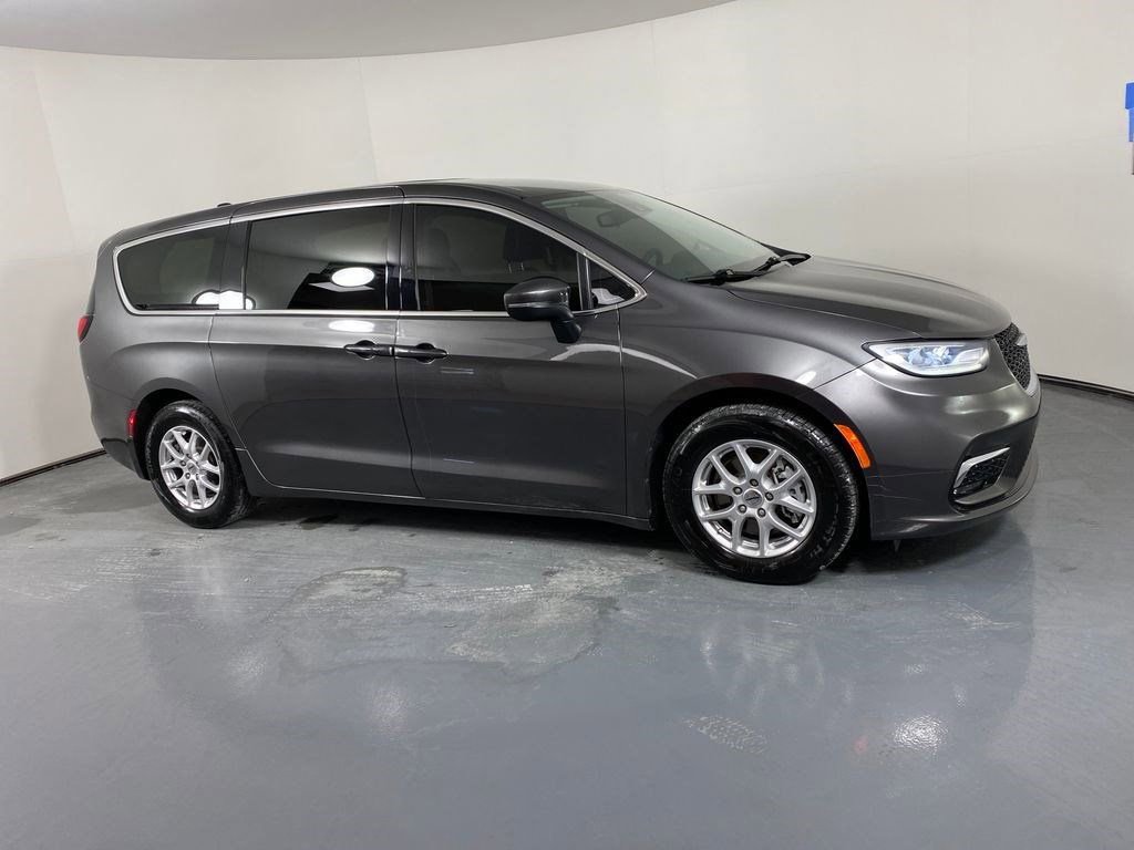 Used 2023 Chrysler Pacifica Touring-L image 1
