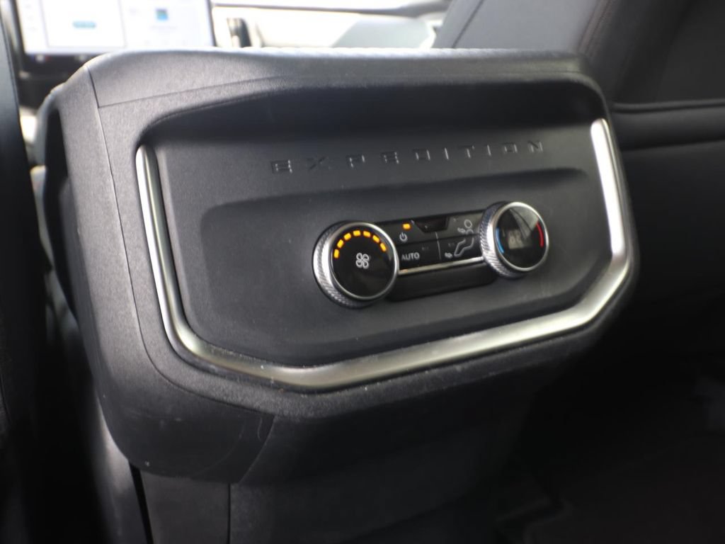 Used 2025 Ford Expedition Active RWD image 6