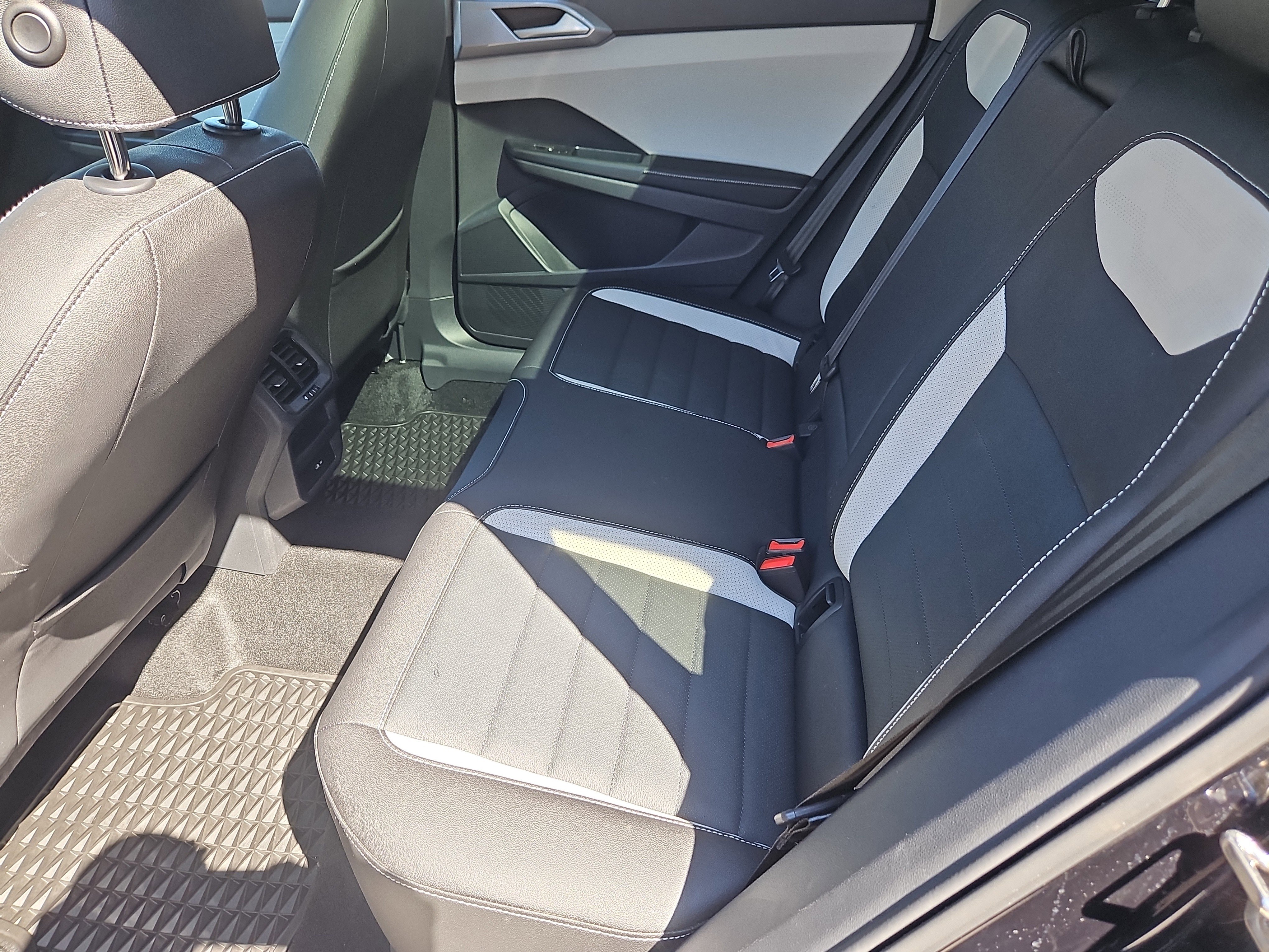 Certified 2025 Volkswagen Taos SEL AWD/4WD image 32