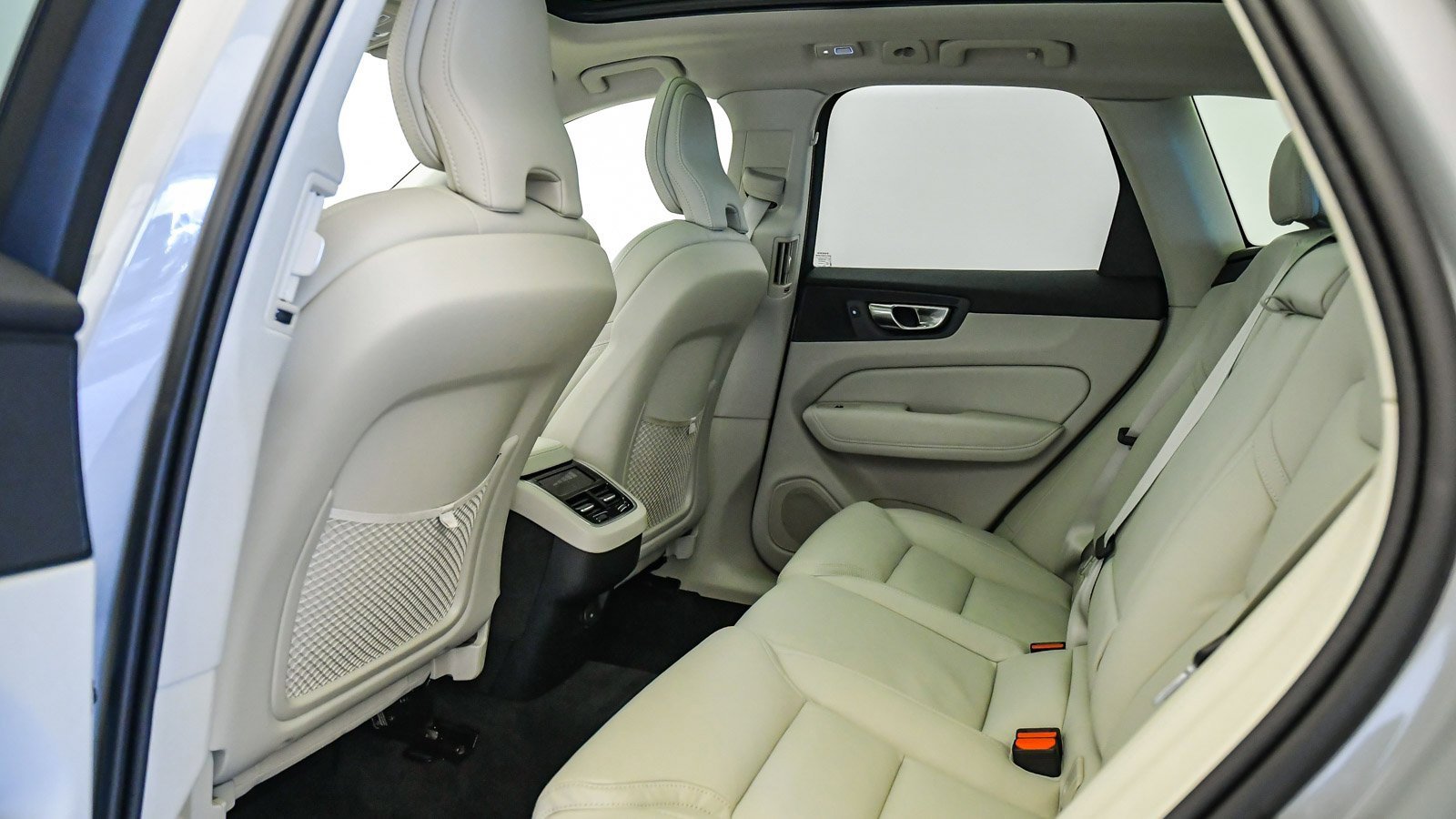 Certified 2025 Volvo XC60 B5 Ultra w/ Protection Package Premier image 22