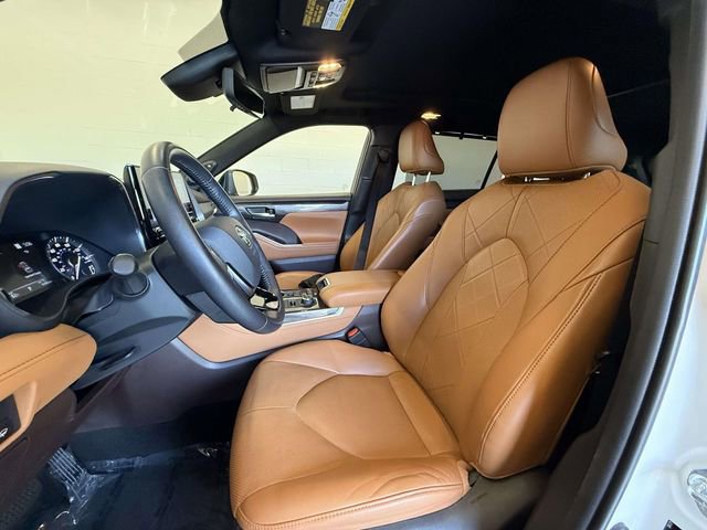 Used 2021 Toyota Highlander Platinum image 2