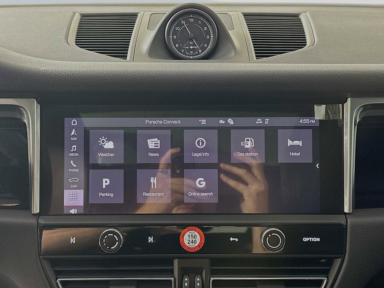 Certified 2025 Porsche Macan AWD/4WD image 18