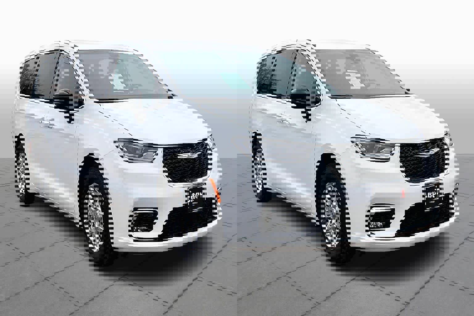 Used 2024 Chrysler Pacifica Touring-L image 2