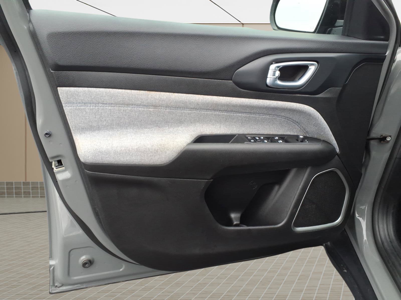 Used 2023 Jeep Compass Latitude image 18