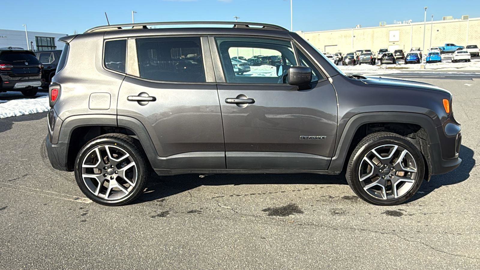 Used 2019 Jeep Renegade Latitude w/ Cold Weather Group image 4