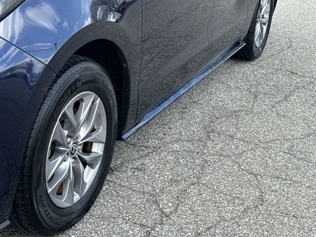 Used 2023 Toyota Sienna XLE FWD image 19