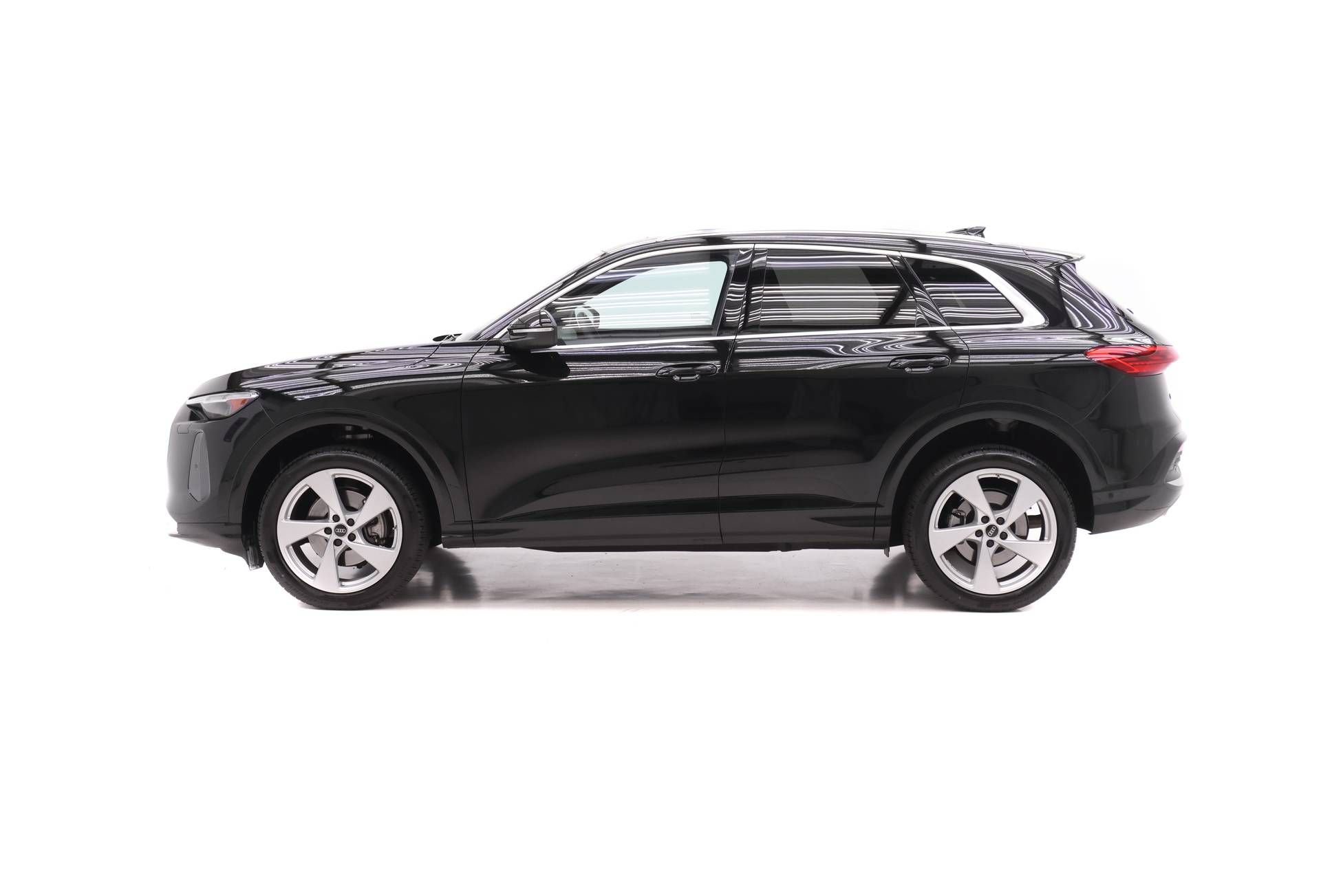 Certified 2025 Audi Q5 Premium w/ Premium Plus AWD/4WD image 3