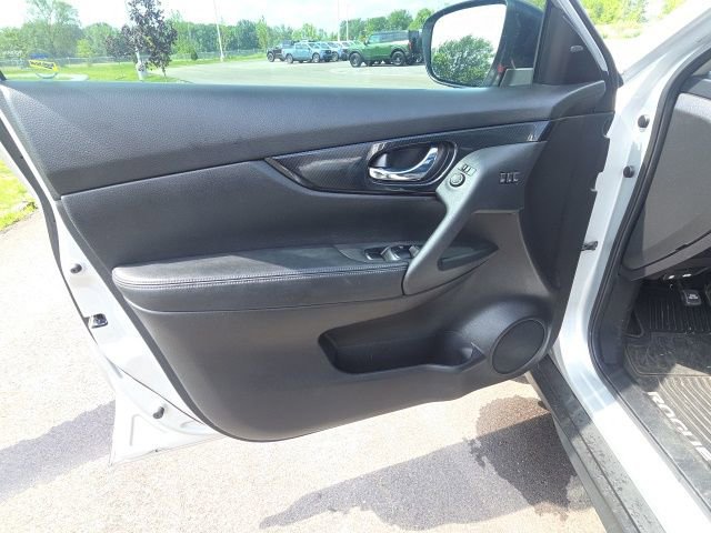 Used 2017 Nissan Rogue SL w/ SL Premium Package FWD image 25