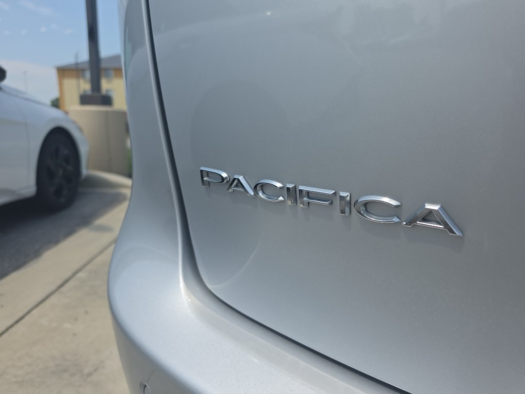 Used 2024 Chrysler Pacifica Touring-L FWD image 17