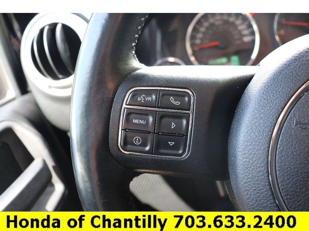 Used 2015 Jeep Wrangler Unlimited Sahara w/ Connectivity Group AWD/4WD image 12