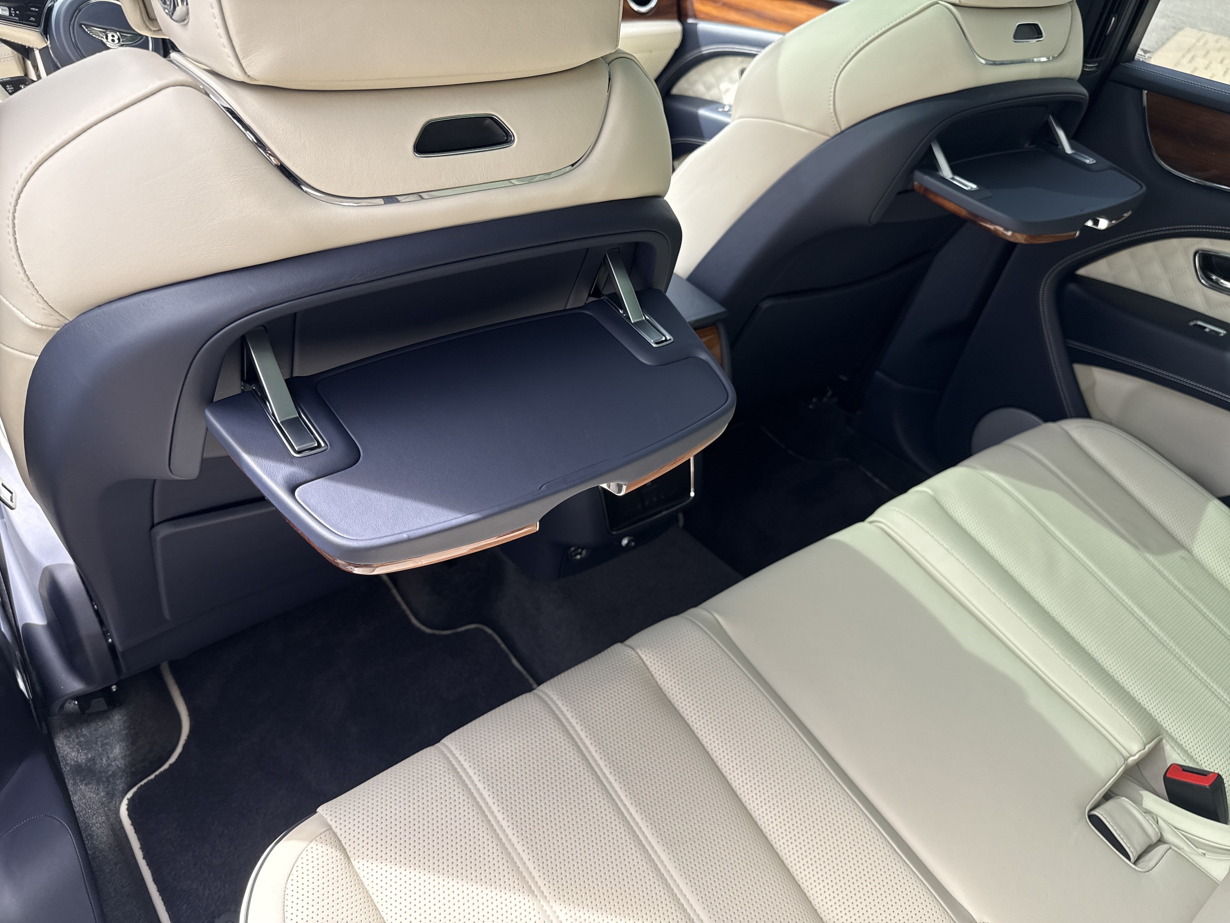 Used 2022 Bentley Bentayga AWD/4WD image 46