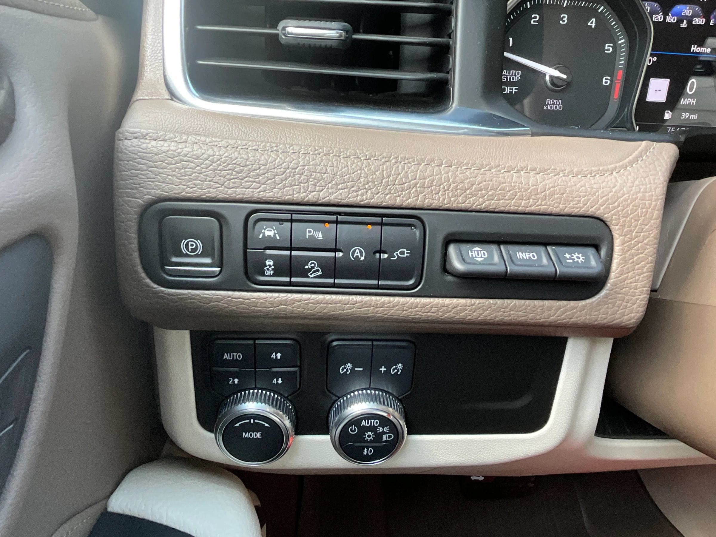 Used 2021 GMC Yukon Denali w/ Denali Premium Package AWD/4WD image 29