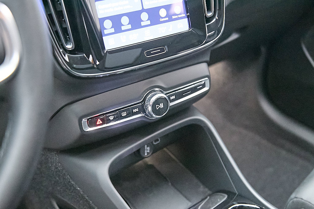 Certified 2025 Volvo XC40 B5 Ultra AWD/4WD image 16