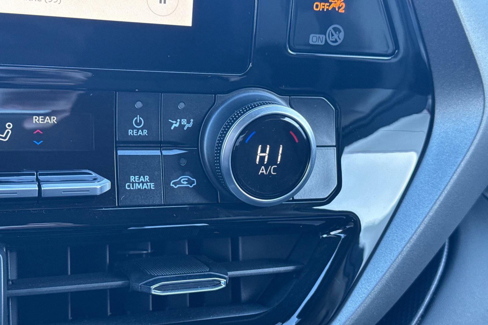 Used 2025 Toyota Highlander LE image 30