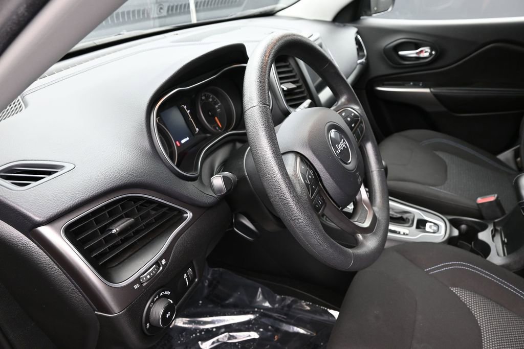 Used 2019 Jeep Cherokee Latitude w/ Popular Appearance Group FWD image 11